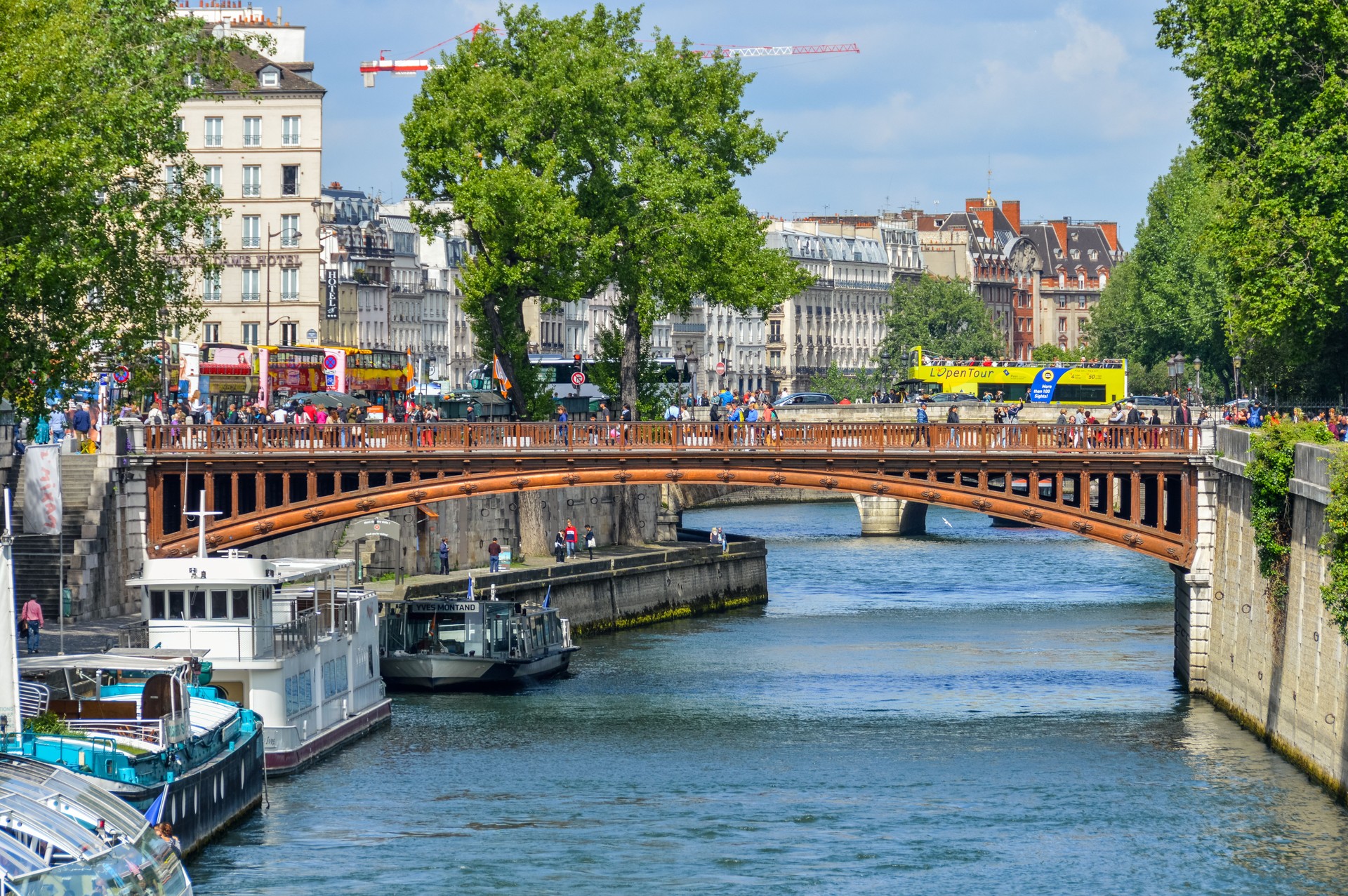Scène de rue de Paris et de l’architecture le long de la Seine