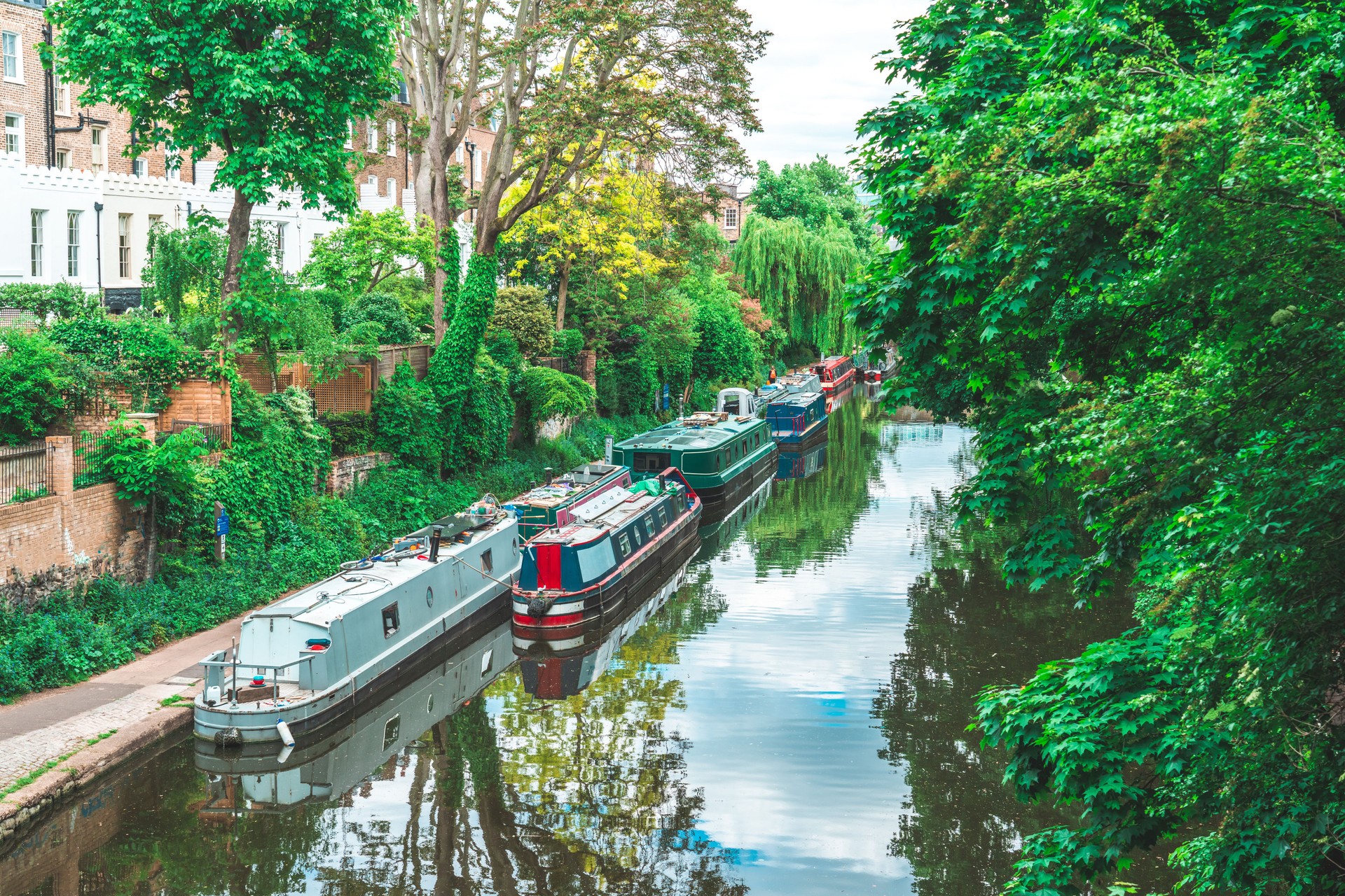 Péniches sur le canal de Regent à Little Venice, Londres, R-U