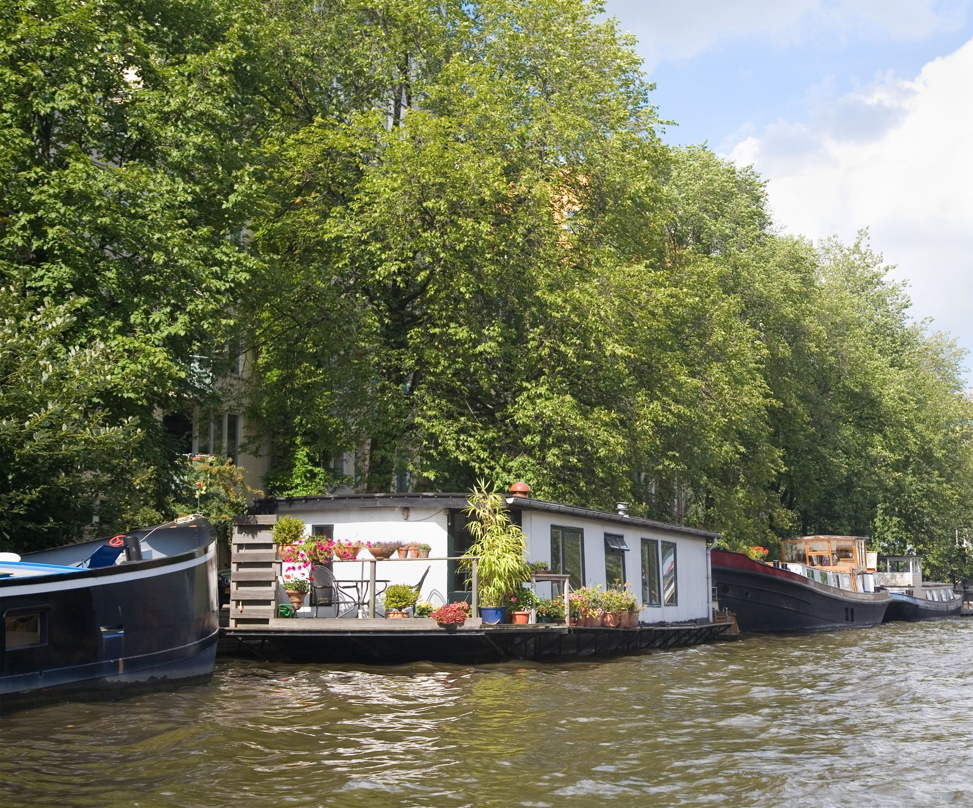 Péniche scène avec canal à Amsterdam